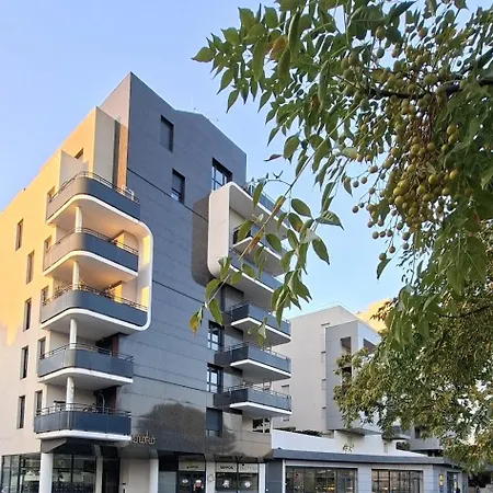 Beautiful 3-bedroom With Terrace, Park View