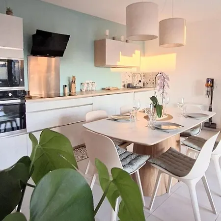 Beautiful 3-bedroom With Terrace, Park View *